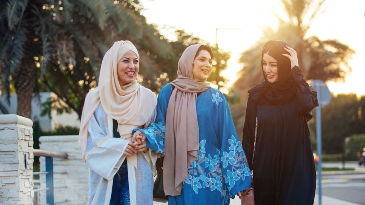 Abaya Nedir? Bu Zamansız Giysinin Zarafetini ve Geleneğini Keşfedin
