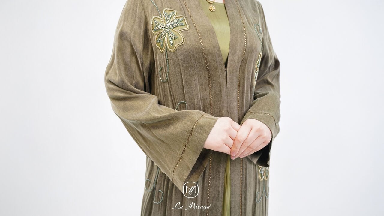 What to Consider When Buying an Abaya? Fabric, Cut, and Color Selection