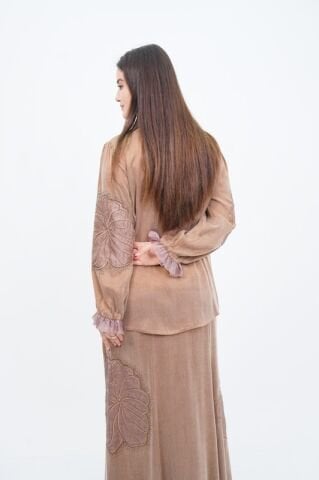 Organze Nakış Detay Fırfır Yaka Gömlek Etek Takım Kahve - 40-48